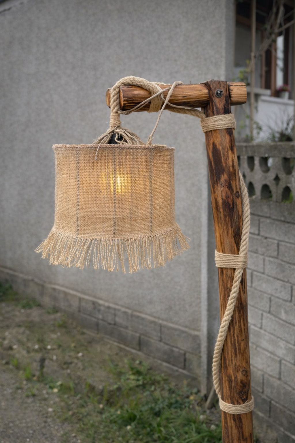 El Yapımı Rustik Ahşap Lambader – Dekoratif Ayaklı Salon Lambası