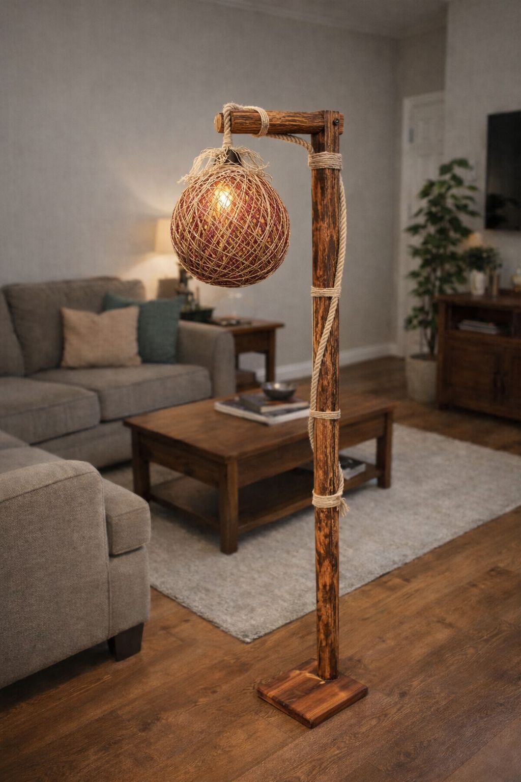 El Yapımı Doğal Ahşap Halat Detaylı Lambader – Hasır Başlıklı Rustik Salon Lambası