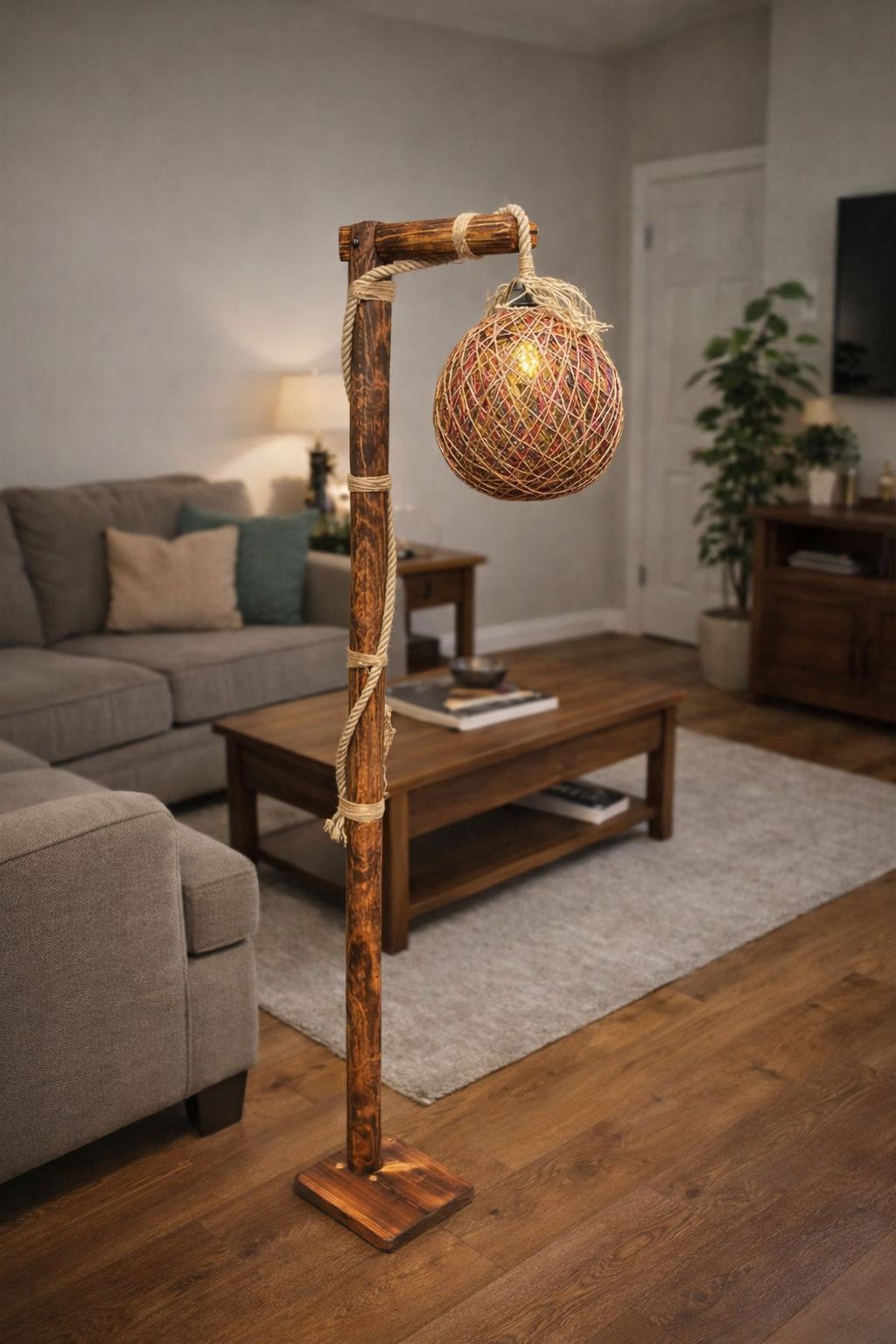 El Yapımı Doğal Ahşap Halat Detaylı Lambader – Hasır Başlıklı Rustik Salon Lambası