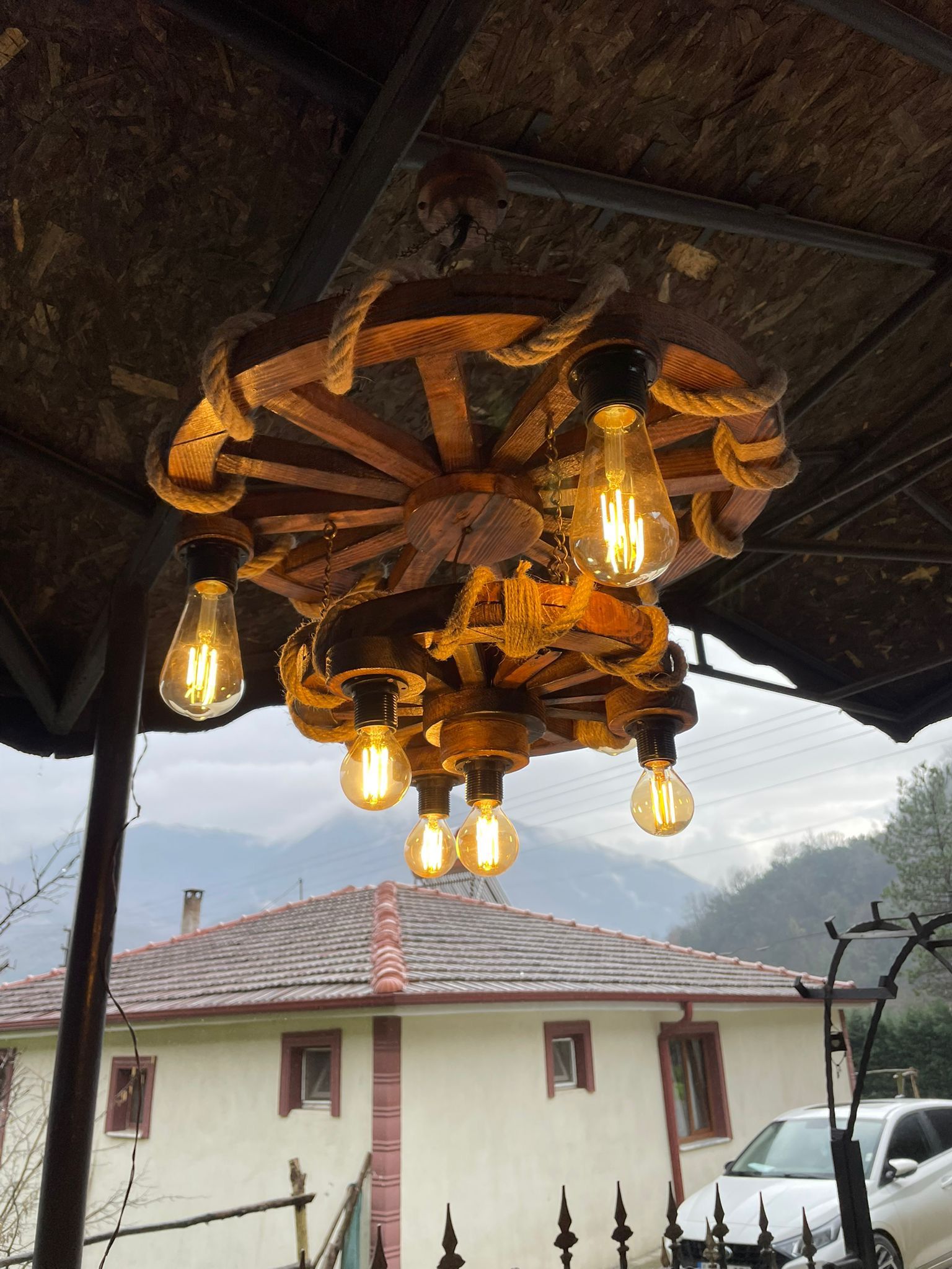 El Yapımı Çift Katlı Ahşap Tekerlek Avize – Rustik Halat Detaylı Dekoratif Avize